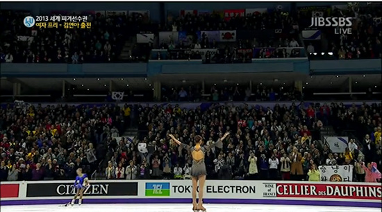  김연아의 레미제라블 연기가 끝나자 관중들이 모두 기립박수를 보내고 있다. 사진은 SBS 경기 중계장면