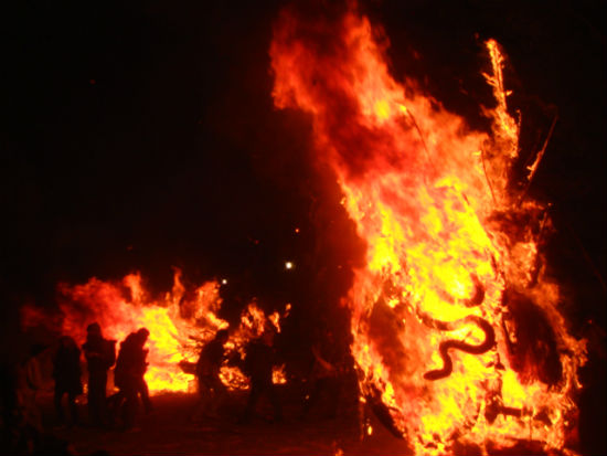 사람들이 사기초를 불태우면서 불 주위를 돌고 있습니다. 사기초 축제는 이제 추위가 물러가고 불처럼 번영하기를 기원하는 축제입니다. 