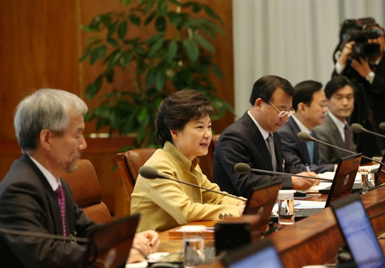 박근혜 대통령이 18일 오전 여야의 정부조직법 협상이 타결된 후 열린 첫 청와대 수석비서관회의를 주재하고 있다. 
