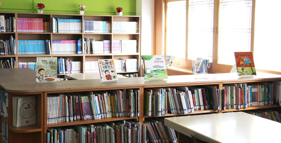 하루종일 햇볕이 잘드는 예산초등학교도서관은 학생과 교사 모두에게 인기장소다. 인기도서의 책표지가 보이게 전시돼 있다.