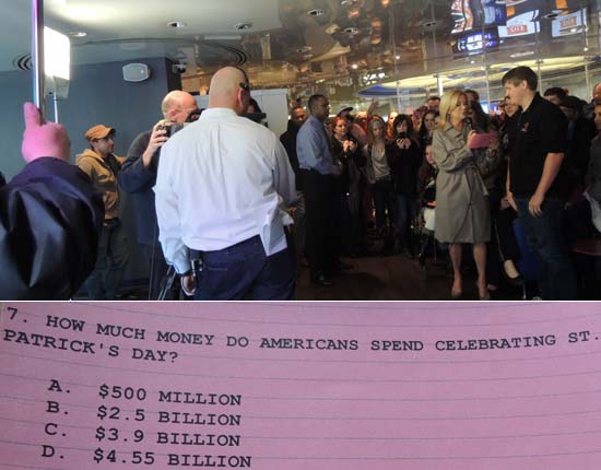 NBC 록펠러 플라자에서 벌어진 <투데이>쇼에서 진행자인 캐시 리가 방청객에게 퀴즈를 내고 있다. "미국인들이 <성 패트릭의 날>을 기념하기 위해 쓰는 돈은 모두 얼마"