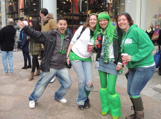 성 패트릭의 날을 기념하기 위해 녹색옷을 입고 거리로 나온 사람들. 