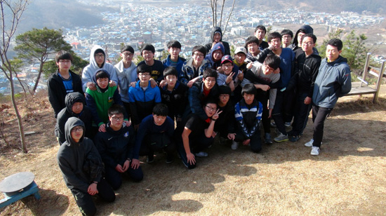 기숙사 사생들과 함께하는 등산활동 매월 일요일 2회씩 기숙사 사생들은 등반활동을 하고 있습니다.