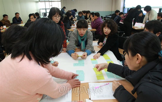  16일 오전 서울 성북구 마을만들기지원센터에서 열린 '2013년 마을만들기 공모사업 사전 교육'에서 공모사업을 준비 중인 참가자들이 마을공동체 활동에 대한 자신의 생각을 종이에 적어 이야기를 나누고 있다.
