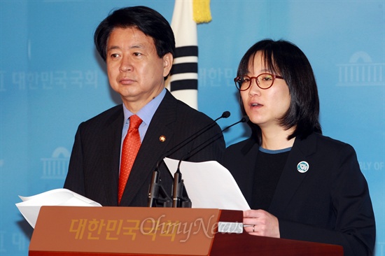 민주통합당 장하나, 노웅래 의원이 20일 오전 서울 여의도 국회 정론관에서 기자회견을 열고 이마트 판매전문 사원 정규직 전환 관련 브리핑을 하고 있다.