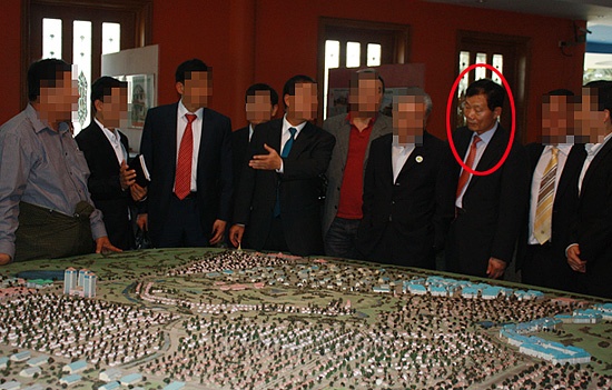 김병관 국방부 장관 후보자(오른쪽에서 세번째)가 지난 2011년 1월 자원개발 업체인 KMDC 관계자와 함께 미얀마를 방문해 관계자들로부터 설명을 듣고 있다.
이날 민주통합당은 김 후보자가 자원개발 특혜 의혹을 받고 있는 KMDC의 주식을 보유한 사실을 신고하지 않아 국회 인사청문회 당시 위증을 했다며 의혹을 제기했다.