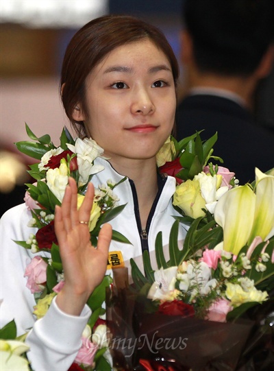 김연아 '금의환향' '2013 피겨 세계선수권대회'에서 우승한 김연아 선수가 20일 오후 인천공항을 통해 귀국해 축하 꽃다발을 받고 있다.