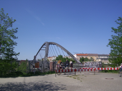 이 다리 아래에 S-Bahn 순환선(S41, S42)이 지난다.