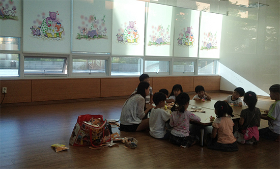 어린이집 마친 아이들이 문화센터에서 수업을 받고 있다. 