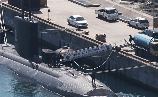 미 해군 태평양함대사령부 7함대 소속의 핵잠수함 '샤이엔’(Cheyenne)이 21일 해군작전사령부 부산기지에 입항해 있다. 
