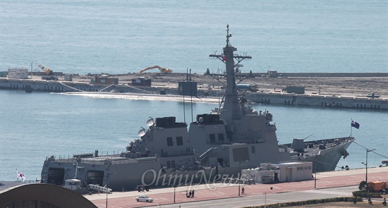 한국 해군의 최신예 이지스함 율곡이이함(앞)과 미 해군 소속 샤이엔(Cheyenne·뒤)이 21일 해군작전사령부 부산기지에 입항해 있다.  
