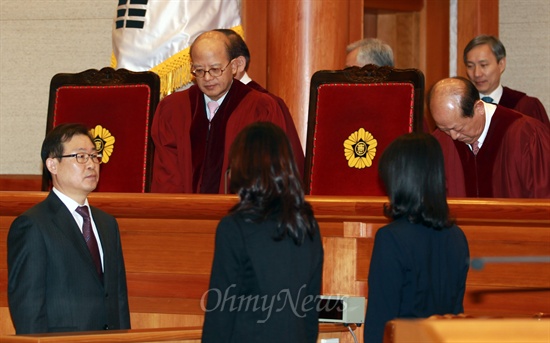 헌법재판소장으로 내정된 박한철 헌법재판관(맨 왼쪽)을 비롯한 재판관들이 21일 오후 서울 종로구 헌법재판소에서 유신헌법 53조, 긴급조치 1·2·9호에 대한 선고를 내리기 위해 대심판정에 들어서고 있다.