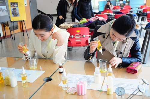  그린숍 외부에서는 에코클래스를 운영, 천연립밤만들기 교실과 함께 환경패널을 통한 환경교육이 동시 진행되었다. 
