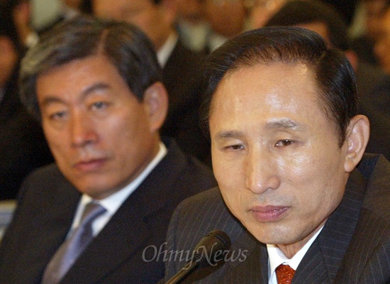 이명박 전 대통령(오른쪽)과 원세훈 전 국정원장. 사진은 지난 2004년 10월 6일 서울시청에서 열린 국회 행자위 국정감사에 출석했을 당시 모습.