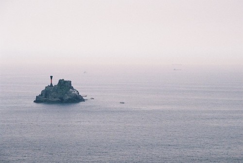 부산 영도 끝 태종대 전망대 앞에 있는 섬 ‘생도’. 주전자처럼 보여서 ‘주전자섬’이라고도 한다. 
