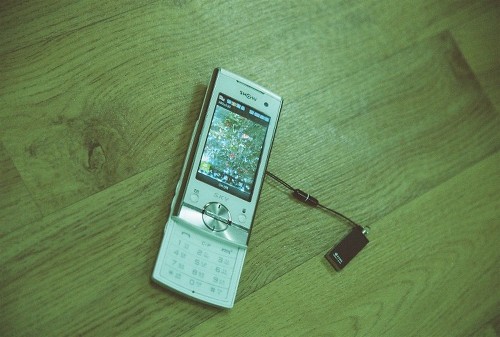 올해 1월까지 4년 여 동안 사용한 2G 핸드폰. 동백꽃 사진이 담겨 있다.