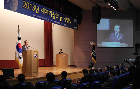  윤성규 환경부 장관이 축사를 하고 있다.