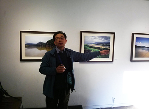  자신의 작품을 설명하고 있는 초록사진가 박용훈씨. 그의 설명을 듣고 있으면 잔잔한 감동이 물결처럼 스며듭니다. 