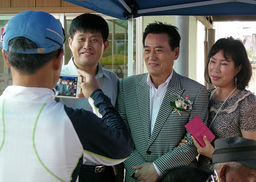 초등학교 총동창회(2012)에 참석, 후배들과 기념촬영 하는 김성환씨. 
