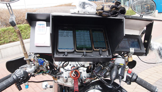 퀵 서비스 노동자들의 오토바이에는 PDA가 2-3대씩 놓여있다. 각 회사에서 들어온 주문을 확인할 수 있다.