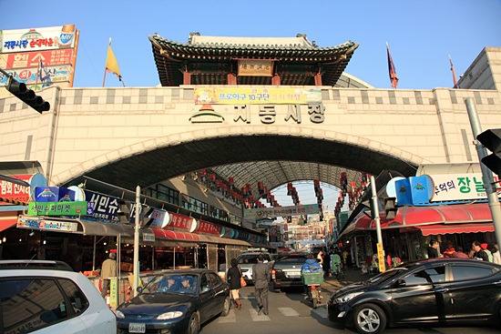 지동시장은 수원에서도 오래된 시장 중의 하나로 1900년대에 형성되었다.
