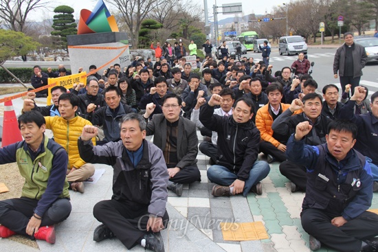  민주노총 경남본부는 22일 낮 12시 경남도의회 앞에서 “의료공공성 확보, 진주의료원 폐업 철회, 경남노동자대회”를 열었다. 