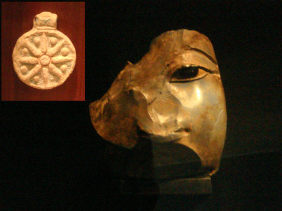 　　초기 유리제품은 유리를 덩어리 상태로 꾸미개를 만들었습니다. 왼쪽 별 모양 둥근 펜던트는 기원전 14 세기 북메소포타미아에서 만든 것으로 보입니다. 오른쪽 이집트 파라오 얼굴은 아멘호테프(Amenhotep) 3세로 보이며 기원전 1401-1363 때 것입니다. 식물 재가 들어간 유리이며 청색은 코발트와 구리에 의한 것이고 흰색은 안티몬에 의한 것입니다. 