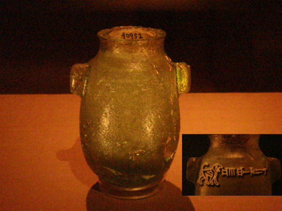 　　사르곤 이세의 그릇(The Sargon Vase)입니다. 이라크 니므르드 북서쪽 궁전 첫 번째 방에서 나왔습니다. 신앗시리아 때인 기원전 721-705년 사이에 만들어진 것으로 보입니다. 소다와 식물 재가 고르게 섞였으며 안티몬으로 색을 없앤 것으로 보입니다. 유리병 어깨 부근에 왼쪽에서 오른쪽으로 사자와 쐐기 문자로 <앗시리아 왕 사르곤 궁전>이라고 새겨져 있습니다. 