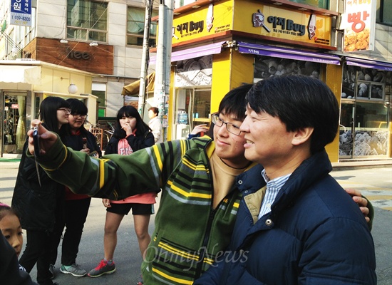 서울 노원병 보궐선거 국회의원 보궐선거에 출마하는 안철수 예비후보가 3월 23일 지역주민들을 만나 사진을 찍고 있다.