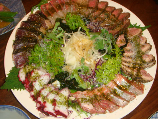　　모둠 생선회입니다. 일본 사람이 가장 많이 먹는 회는 참치회입니다. 여러 가지 생선회가 접시에 가득합니다. 