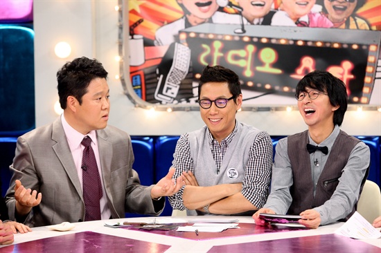  김국진은 MBC <황금어장-라디오스타>를 통해 집단 MC 체제 적응에 성공했다.