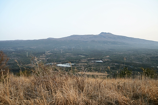 고근산에서 본 한라산. 능선이 부드럽다.