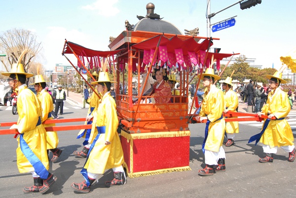 혜경궁홍씨 정조대왕의 능행차에는 모친인 혜경궁홍씨와 두 누이도 동행했다