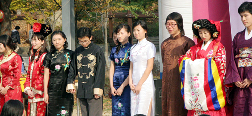 중국유학생들의 페스티벌 한 장면. 일각에서는 중국유학생들이 현지 한국생활에 잘 적응 할 수 있도록 체계적인 언어교육 프로그램 진행과 이들의 국내 취업과 사회적응 프로그램 양성화가 절실한 시점이라고 주장한다.