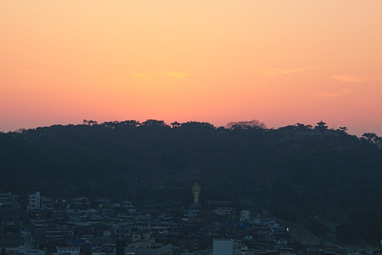 수원제일교회 첨탑에서 본 팔달산과 서장대(오른쪽 끝)의 노을