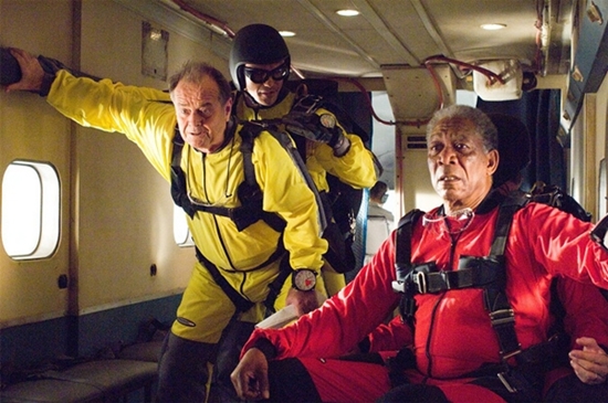 영화 <버킷리스트> 중 한 장면, 스카이다이빙을 하는 두 남자.