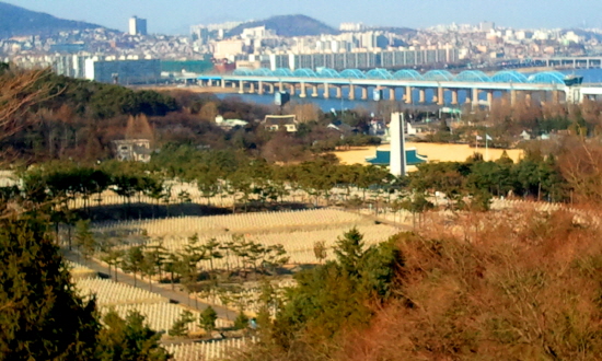 수많은 호국영령들이 잠들어 있는 국립현충원. 멀리 한강이 보이고 서울의 빌딩숲이 보이낟.