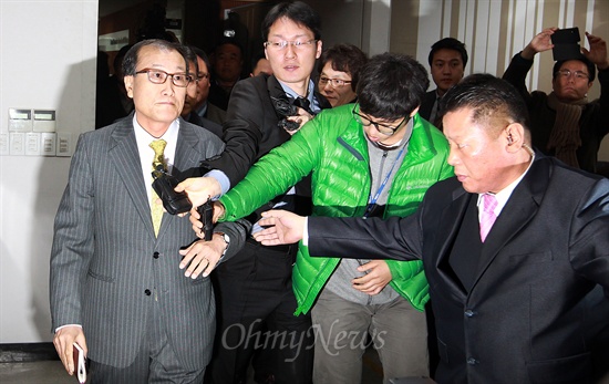 26일 오전 방문진 사무실에 도착하는 김재철 MBC사장.