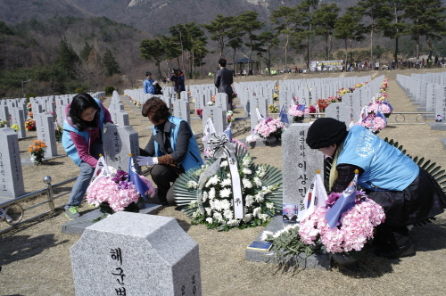  아들을 군에 보낸 엄마 3명은 천안함 3주기 추모행사에 참여해 묘비를 닦았습니다. 