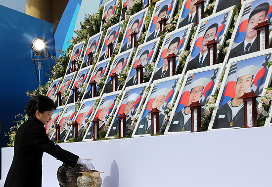 박근혜 대통령이 지난 2013년 3월 26일 오전 대전국립현충원에서 열린 천안함용사 3주기 추모식에서 천암함 용사 영전에 분향하고 있다.