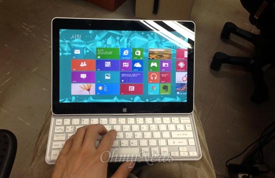 LG 탭북. 접은 상태에서 태블릿으로, 화면을 세우면 노트북처럼 쓸 수 있다.