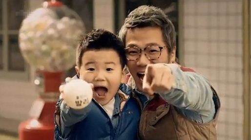  통신사 광고에 출연한 가수 윤민수와 그의 아들 윤후