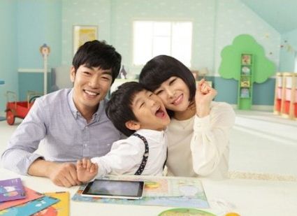  한글 학습 광고에 출연한 배우 이종혁의 가족