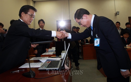  이성한 경찰청장 후보자가 지난 3월 27일 오전 서울 여의도 국회 안전행정위원회에서 열린 인사청문회에 참석해 김태환 위원장에게 선서문을 전달한 뒤 고개숙여 인사하고 있다. 