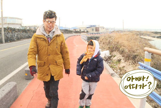  MBC <일밤-아빠! 어디가?>는 김성주·성동일·이종혁·윤민수·송종국 등이 자신의 자녀와 함께 떠나는 여행을 그리는 예능 프로그램이다. 사진은 김성주와 그의 아들 김민국.