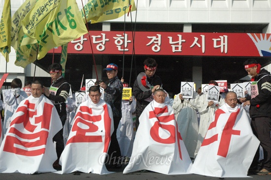  전국보건의료산업노동조합 진주의료원지부 소속 조합원들은 27일 오후 경남도청 현관 앞에서 '폐업 철회'를 요구하며 머리카락을 자르는 삭발식을 벌였다.