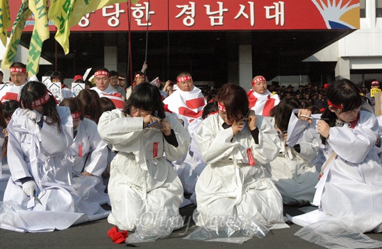 전국보건의료산업노동조합 진주의료원지부 소속 여성조합원들은 27일 오후 경남도청 현관 앞에서 '폐업 철회'를 요구하며 자신으 머리카락을 자르는 '단발식'을 벌였다.