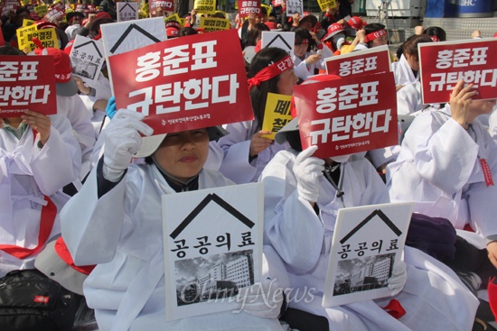 전국보건의료산업노동조합은 27일 오후 창원 정우상가 앞에서 '진주의료원 폐업 철회 촉구 결의대회'를 열었는데, 진주의료원 조합원들이 상복을 입고 참석했다.