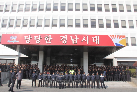  전국보건의료산업노동조합은 27일 오후 창원 정우상가 앞에서 '진주의료원 폐업 철회 촉구 결의대회'를 열고 경남도청까지 거리행진했는데, 이날 경남도청 현관 앞에는 경찰이 배치되어 있었다.