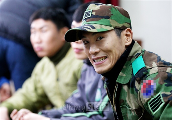 지난 2013년 3월 22일 오후 경기도의 한 부대에서 촬영된 tvN 군디컬드라마 <푸른거탑> 촬영현장. 배우 김재우가 사진기자의 카메라를 향해 장난어린 표정을 짓고 있다. 